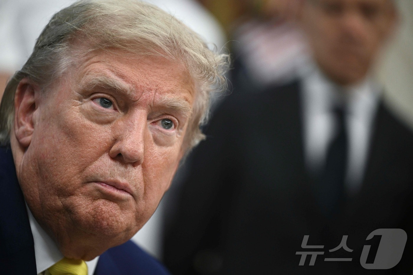 도널드 트럼프 미국 대통령이 지난 18일&#40;현지시간&#41; 워싱턴DC 백악관 오벌 오피스에서 대&#40;對&#41;이란 공격 여부에 대해 언급하고 있다. 이날 트럼프 대통령은 이스라엘의 이란 공격에 미국이 직접 참여할지 여부를 최종적으로 결정하지 않았다고 밝혔다.2025.06.18 ⓒ AFP=뉴스1 ⓒ News1 류정민 특파원