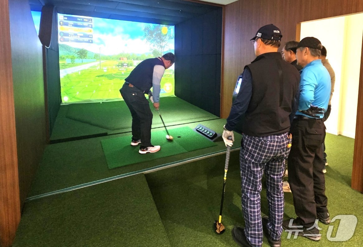 실내 파크골프장(1호점)에서 파크골프를 즐기는 어르신.(영등포구 제공)