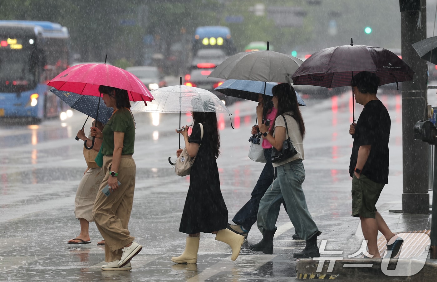 장마가 시작되며 서울 전역에 호우주의보가 내려진 20일 오전 서울 광화문네거리에서 우산을 쓴 시민들이 출근하고 있다. 2025.6.20/뉴스1 ⓒ News1 임세영 기자