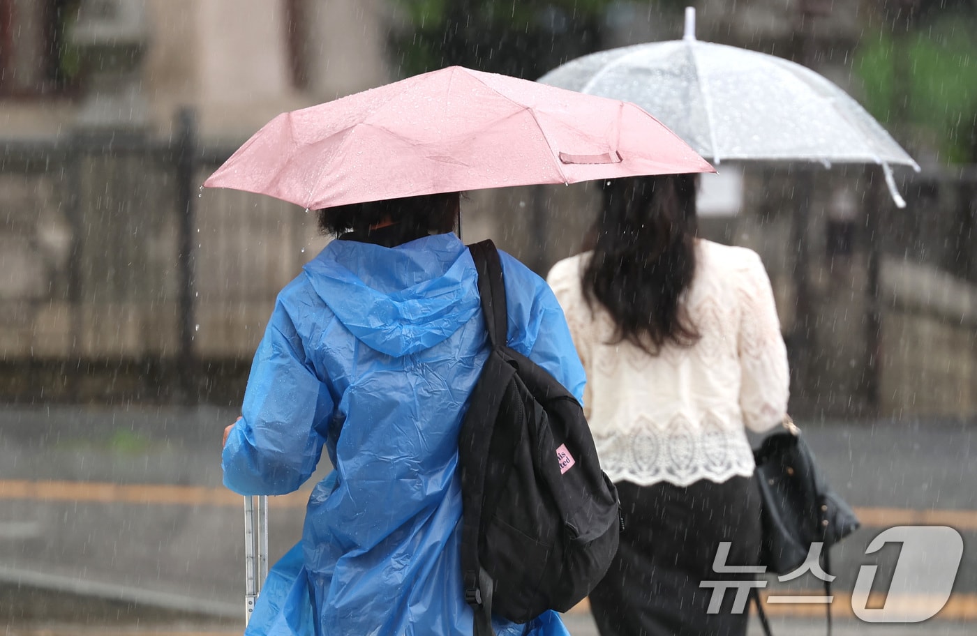 우산 쓴 행인들. ⓒ News1