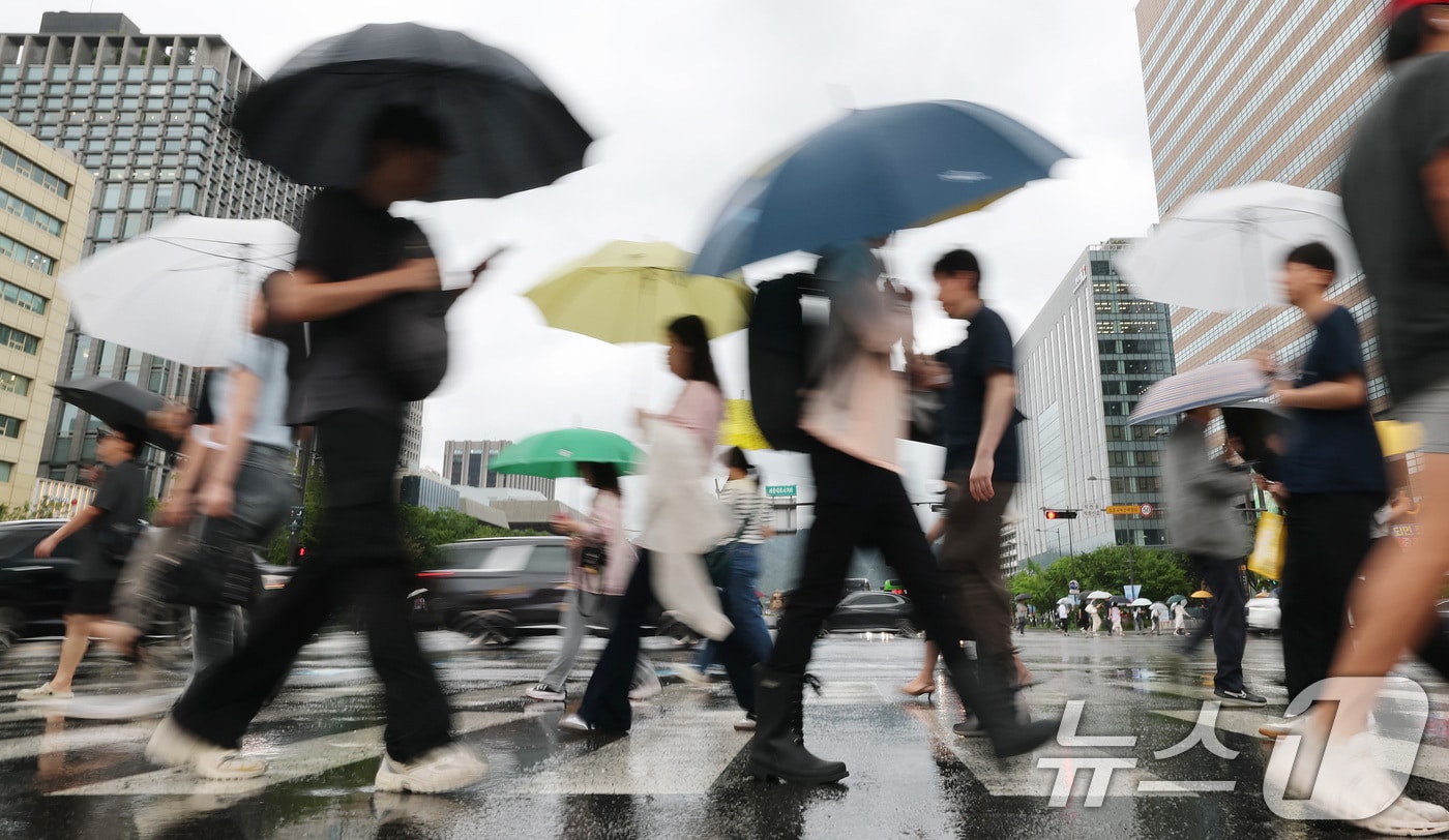 장마가 시작되며 서울 전역에 호우주의보가 내려진 20일 오전 서울 광화문네거리에서 우산을 쓴 시민들이 출근하고 있다. 2025.6.20/뉴스1 ⓒ News1 임세영 기자