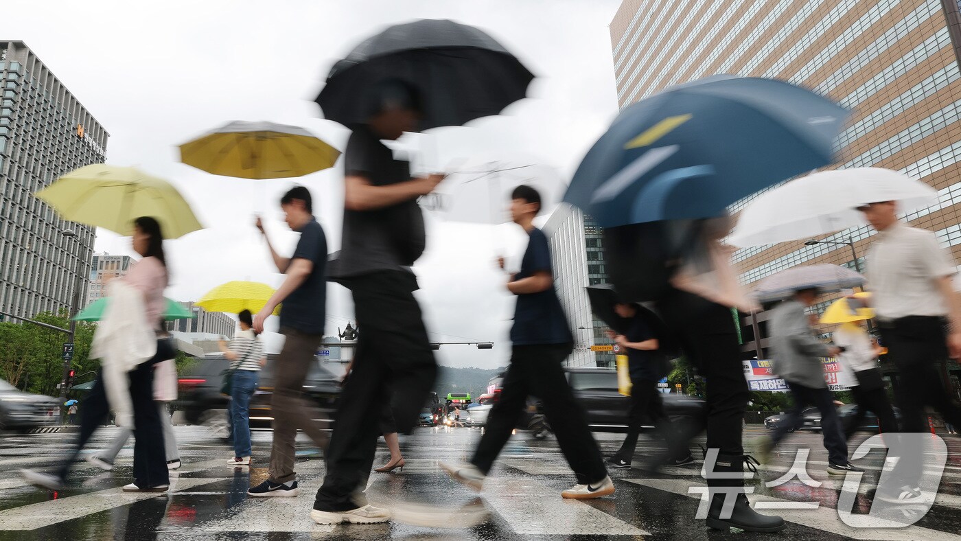 장마가 시작되며 서울 전역에 호우주의보가 내려진 20일 오전 서울 광화문네거리에서 우산을 쓴 시민들이 출근하고 있다. (사진은 기사 내용과 무관함) 2025.6.20/뉴스1 ⓒ News1 임세영 기자