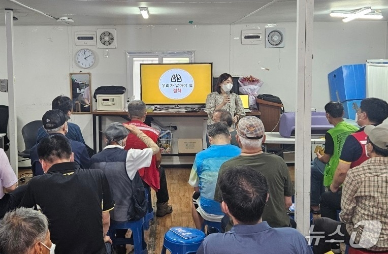 서울 중구가 쪽방촌 주민들을 대상으로 감염병 예방 교육을 실시하고 있다.(중구청 제공)