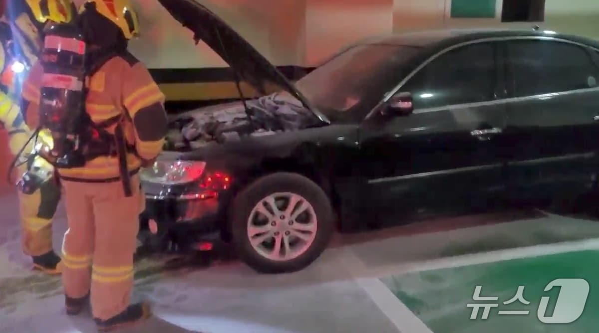 지난 19일 밤 제주시 노형동 아파트 주차장에서 발생한 화재 차량 사고.(제주도소방안전본부 제공. 재판매 및 DB 금지)