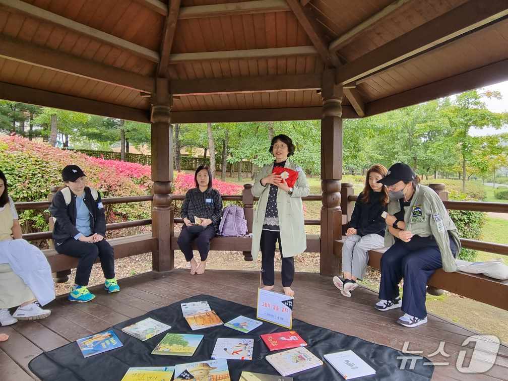 풍경이 있는 도서관, 그림책 길을 걷다 프로그램 모습.(유성구 제공. 재판매 및 DB 금지)/뉴스1