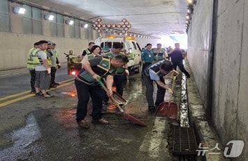 강원 태백시가 지난 19일 절골지하차도에서 배수시설 점검에 나섰다. (태백시 제공. 재판매 및 DB금지) 2025.6.20/뉴스1