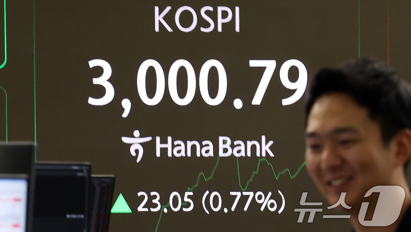 서울 중구 하나은행 본점 딜링룸 전광판./뉴스1 ⓒ News1 오대일 기자