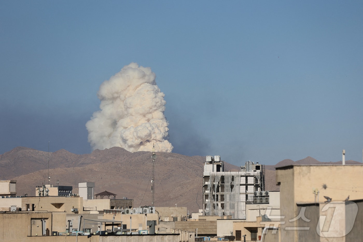 18일(현지시간) 이스라엘이 이란의 수도 테헤란을 공격해 흰 연기가 피어오르고 있다. 2025.06.18, ⓒ 로이터=뉴스1 ⓒ News1 권영미 기자