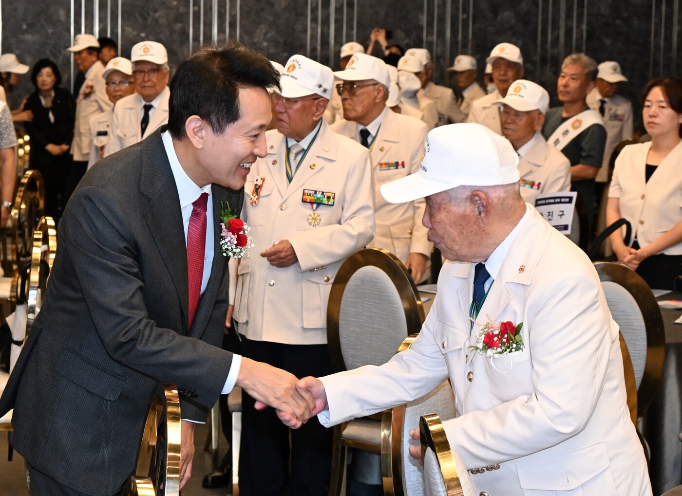 오세훈 서울시장이 20일 오전 마포구 케이터틀에서 열린 제75주년 6·25전쟁 참전유공자 위로연에서 참전용사들에게 감사의 인사를 전하고 있다.(서울시 제공)