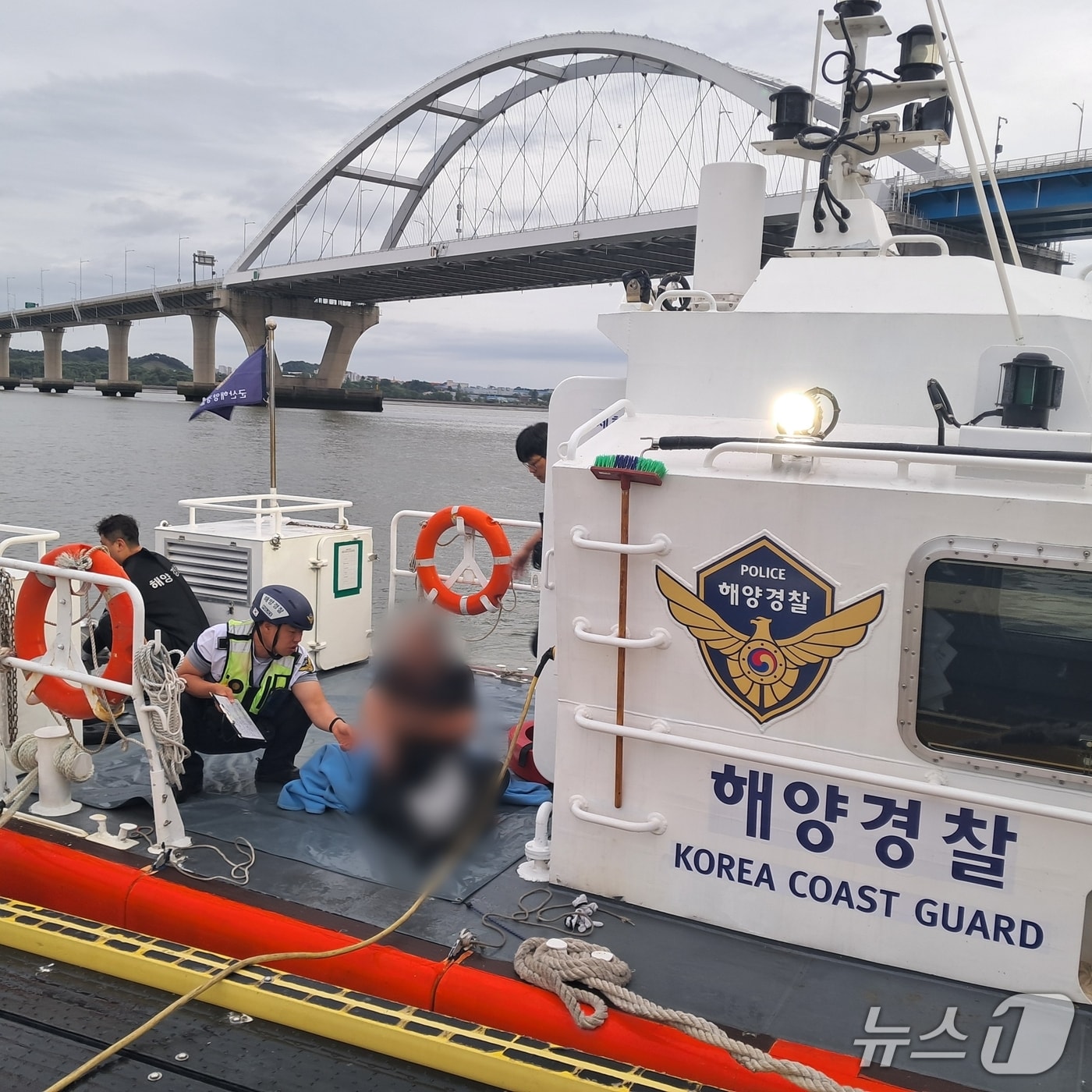 군산해경이 구조된 A 씨를 인근 항포구에 대기 중인 119구급대에 인계하고 있다.(군산해경 제공. 재판매 및 DB금지)