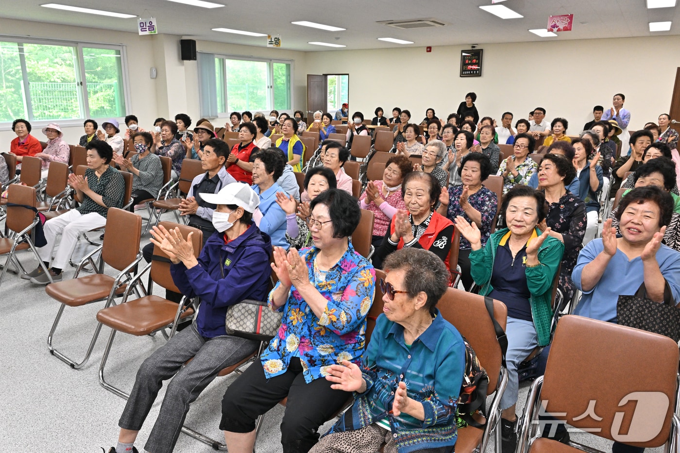 강원 정선군자원봉사센터의 '수리취와 추억나누기' 프로그램이 지난 19일 고한읍 고한경로대학에서 열렸다. (정선군 제공. 재판매 및 DB금지) 2025.6.20/뉴스1