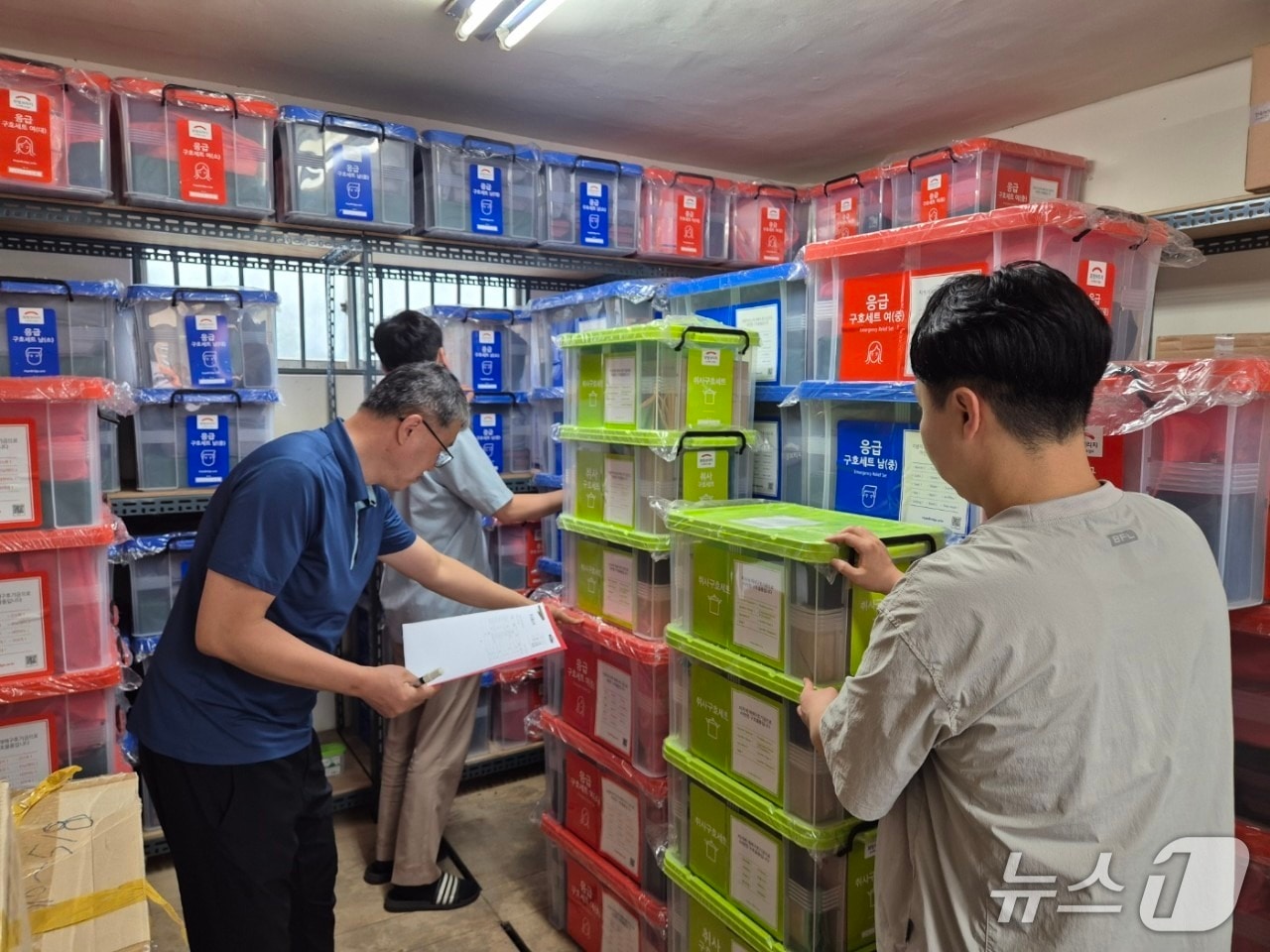 대덕구 직원들이 재해구호물자 점검을 하고 있다.(대덕구 제공. 재판매 및 DB 금지)/뉴스1