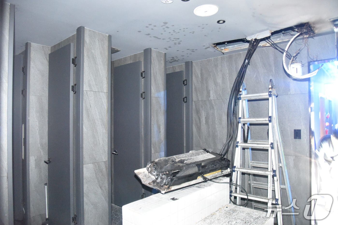 여름철 사용량이 급증하는 에어컨과 선풍기 등 냉방기기 화재 예방에 주의가 요구된다. 에어컨에서 발화한 화재 현장. (대구소방본부 제공. 재판매 및 DB 금지)/뉴스1