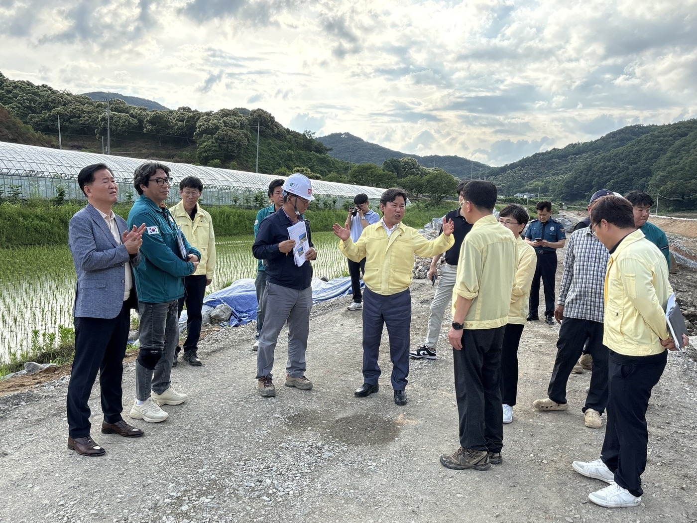 박정현 부여군수(가운데)가 ‘은산천 개선복구 사업’ 현장을 찾아 관계자들에게 피해 재발 방지를 당부하고 있다.(부여군 제공. 재판매 및 DB 금지) /뉴스1