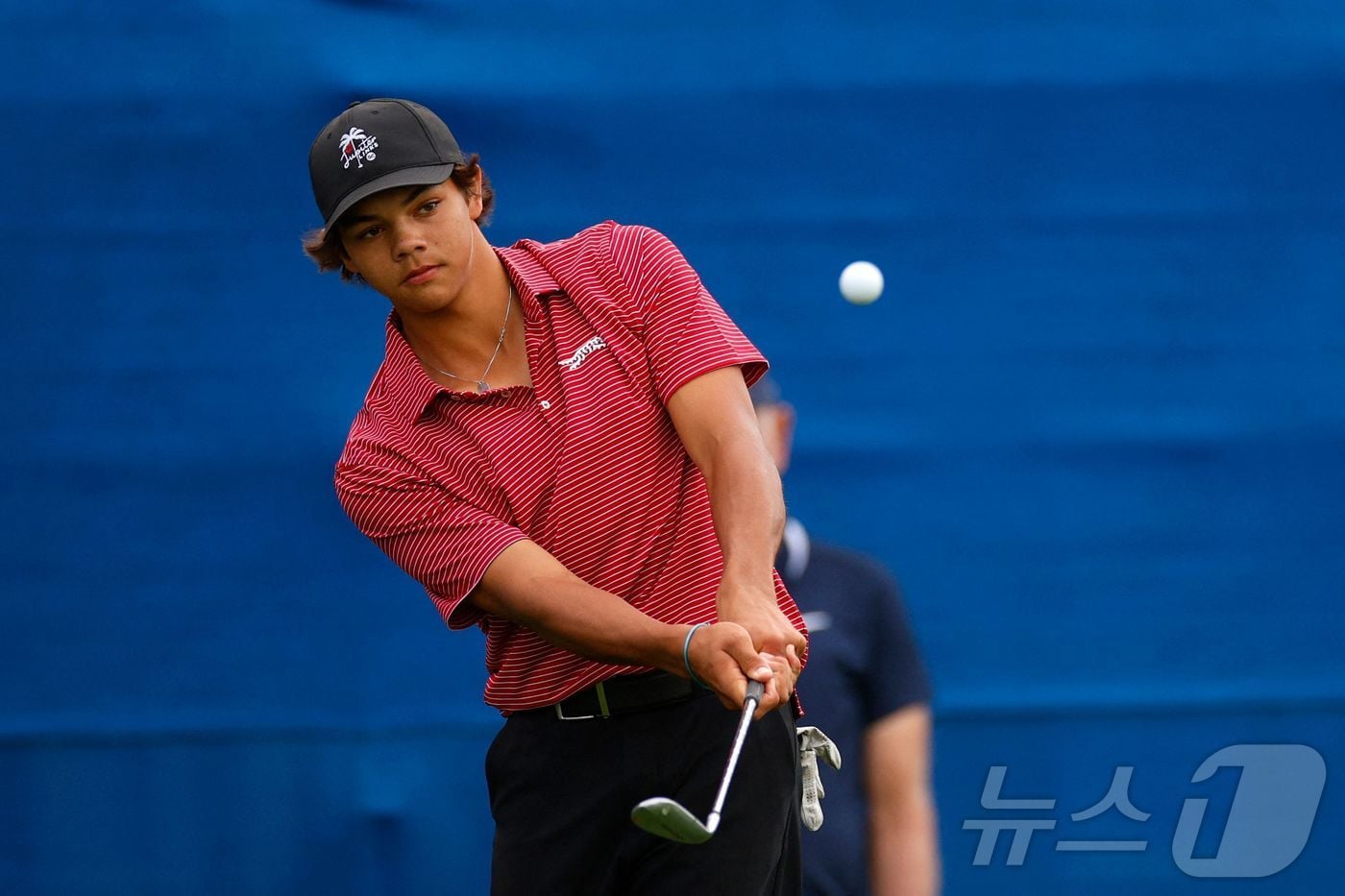 2024년 12월 22일  찰리 우즈&#40;미국&#41;가 리츠칼튼 골프클럽에서 열린 PNC 챔피언십 2라운드 연장전에서 18번 홀 그린에서 칩샷을 하고 있다.2024.12.22. &lt;자료사진&gt;ⓒ AFP=뉴스1