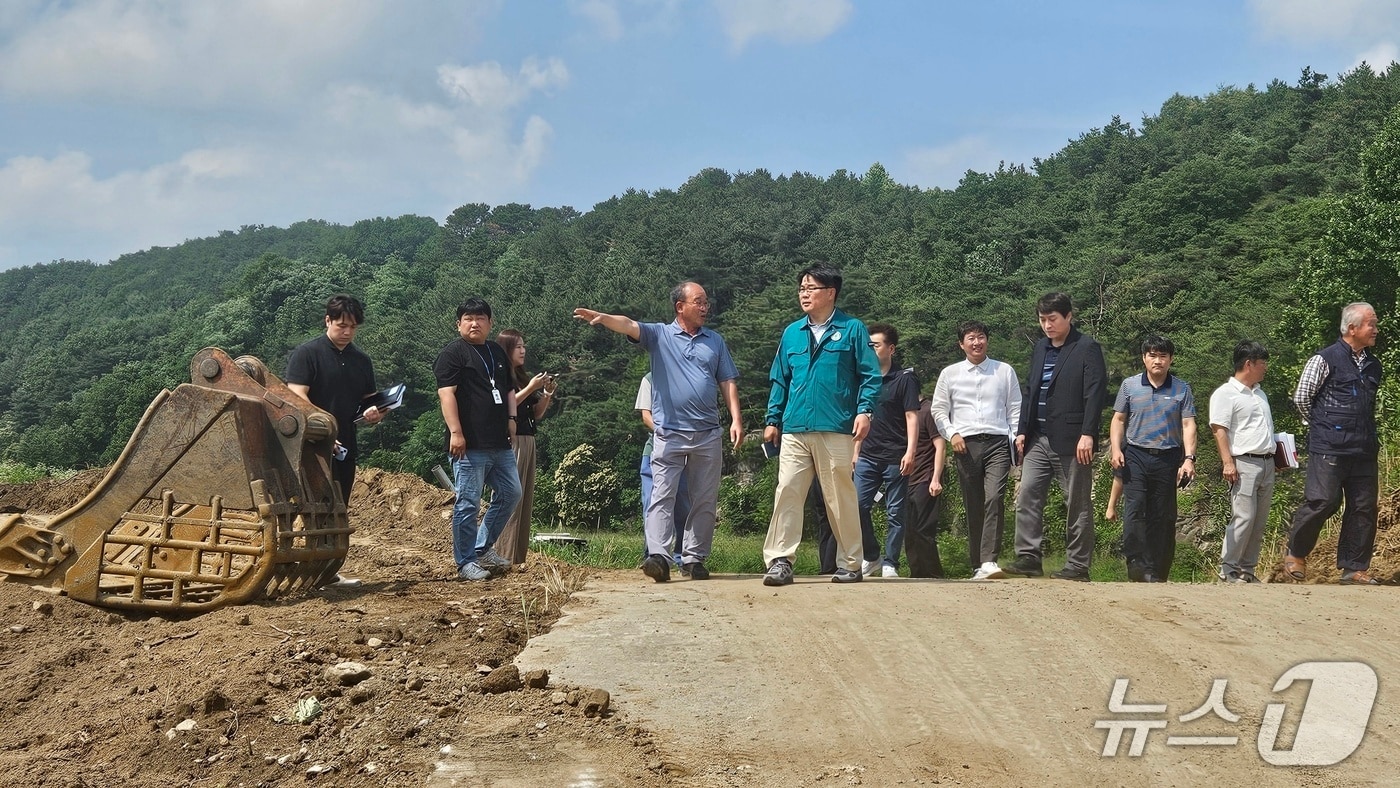 이정삼 충남도 농축산국장 등 관계 공무원들이 부여군 침수 피해 현장을 특별 점검하고 있다. (충남도 제공, 재판매 및 DB금지) / 뉴스1