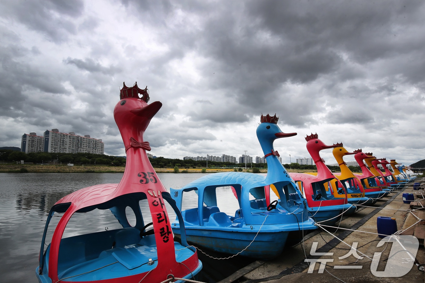 장맛비가 예고된 20일 오후 대구 동구 금호강 동촌유원지 인근에 먹구름이 밀려오고 있다. 2025.6.20/뉴스1 ⓒ News1 공정식 기자