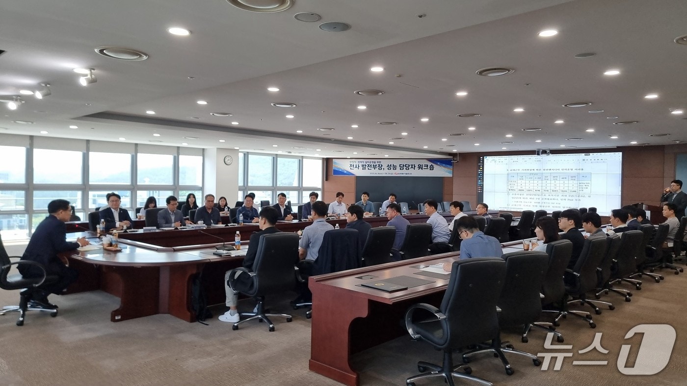 한국동서발전 권명호 사장이 안전 기본준수 및 에너지 절감 실천방안이 이행될 수 있도록 당부의 말을 전하고 있다.