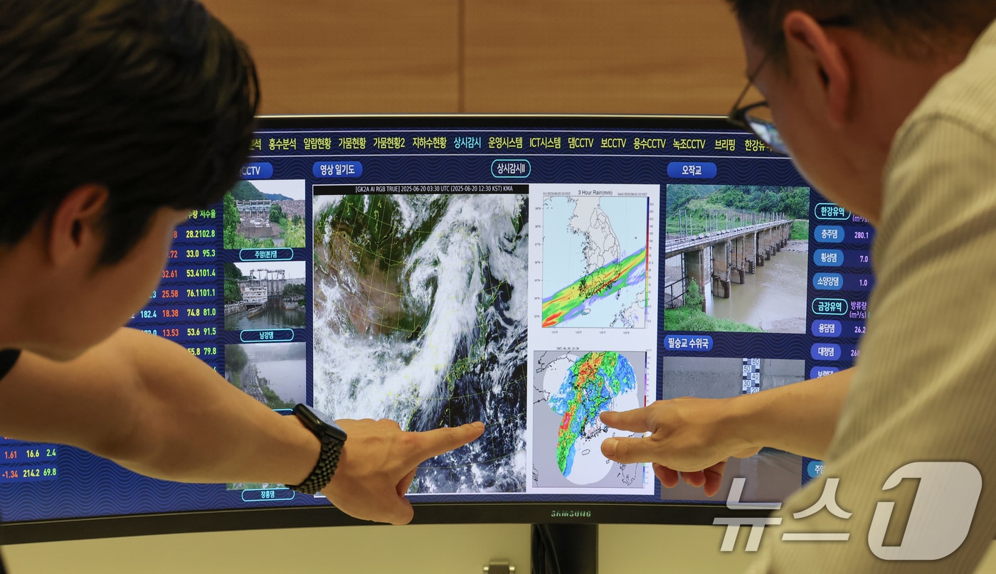 4일 대전·충남 지역은 대부분의 지역에 강한 비가 내릴 것으로 예보됐다. 대전 대덕구 한국수자원공사 물관리종합상황실에서 직원들이 호우대비 모니터링을 하고 있다. /뉴스1 ⓒ News1 김기태 기자