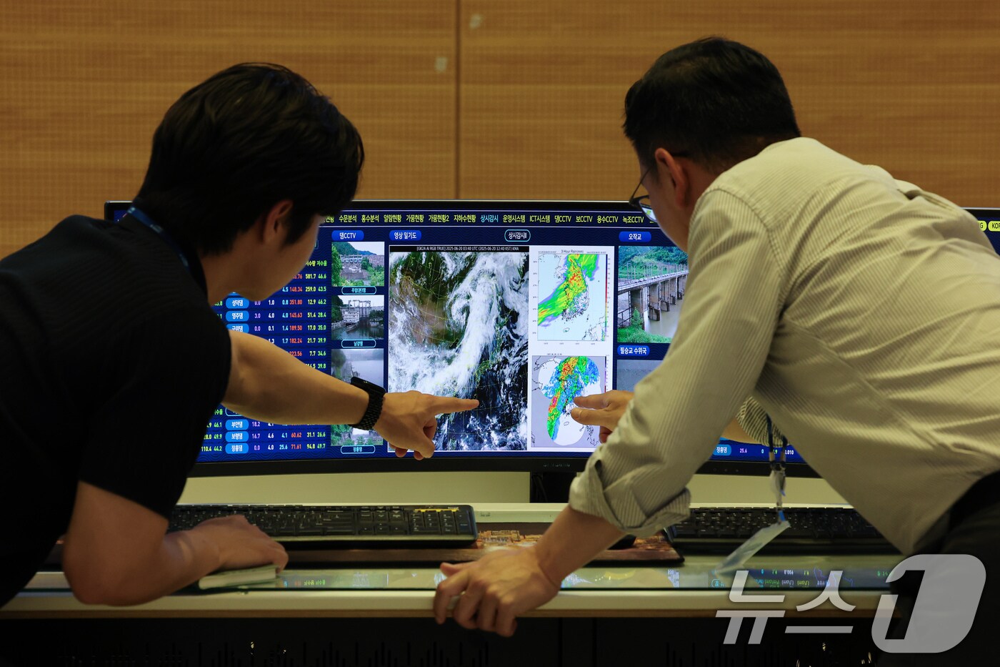 8일 대전·충남은 오후부터 대부분의 지역에 비가 내릴 것으로 예보됐다. 대전 대덕구 한국수자원공사 물관리종합상황실에서 직원들이 호우대비 모니터링을 하고 있다. /뉴스1 ⓒ News1 김기태 기자