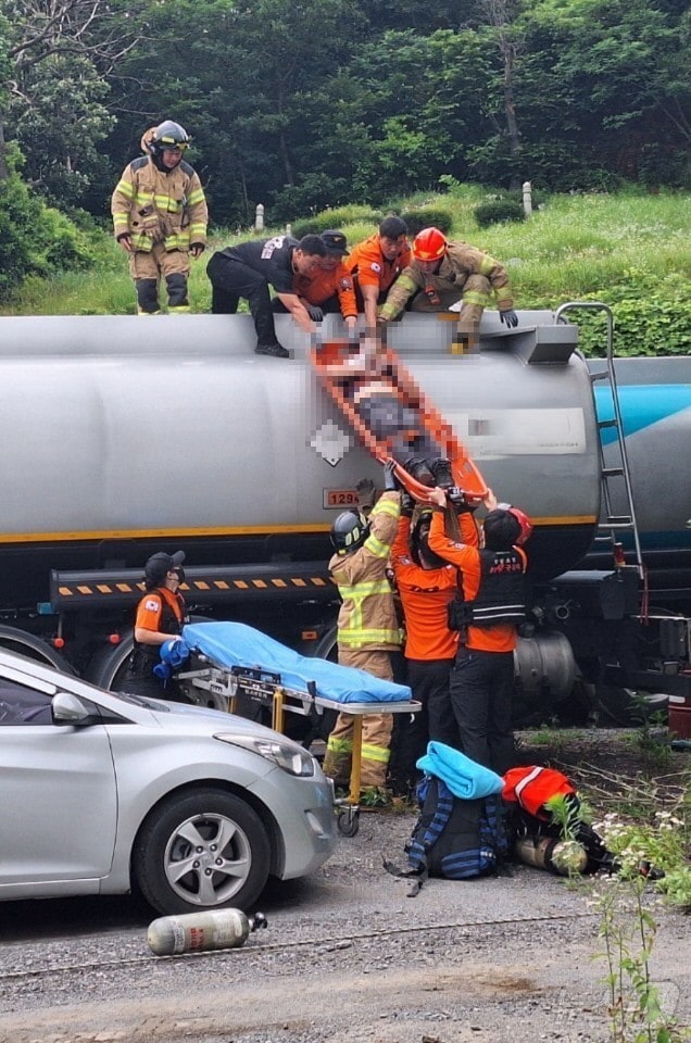 20일 오전 11시 50분쯤 전남 여수국가산업단지 인근 도로에 정차된 탱크로리 차량 내부에서 50대 남성이 의식을 잃고 쓰러져 소방당국이 구조 작업을 벌이고 있다.(여수소방서 제공. 재판매 및 DB 금지)