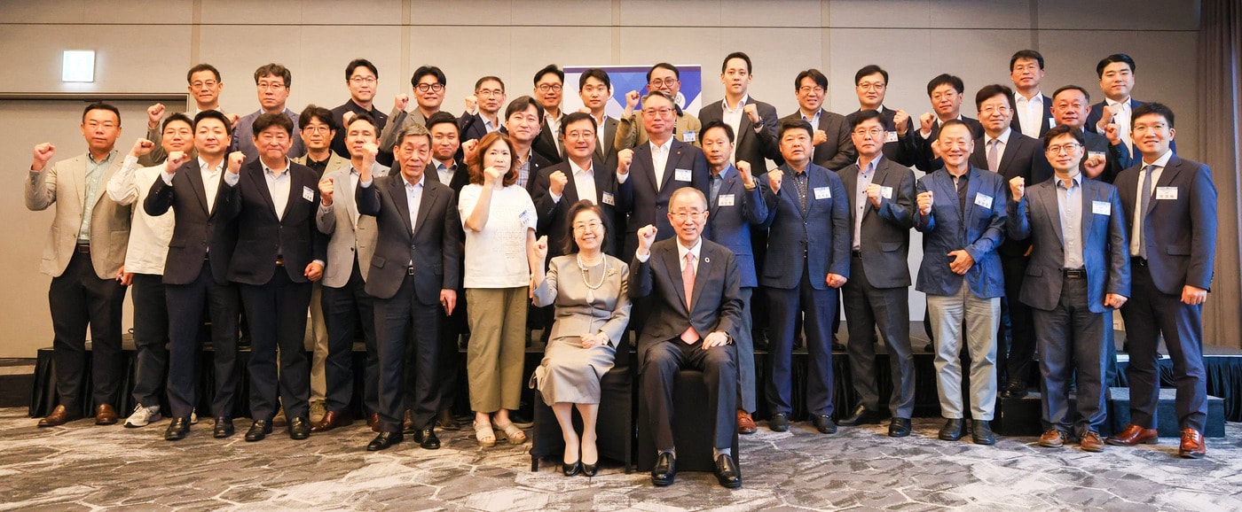 반기문 전 UN 총장(첫줄 오른쪽)과 이은재 이사장(첫줄 왼쪽)이 건설경영CEO과정 3기 원우들과 기념촬영을 하고 있다.(전문건설공제조합 제공)