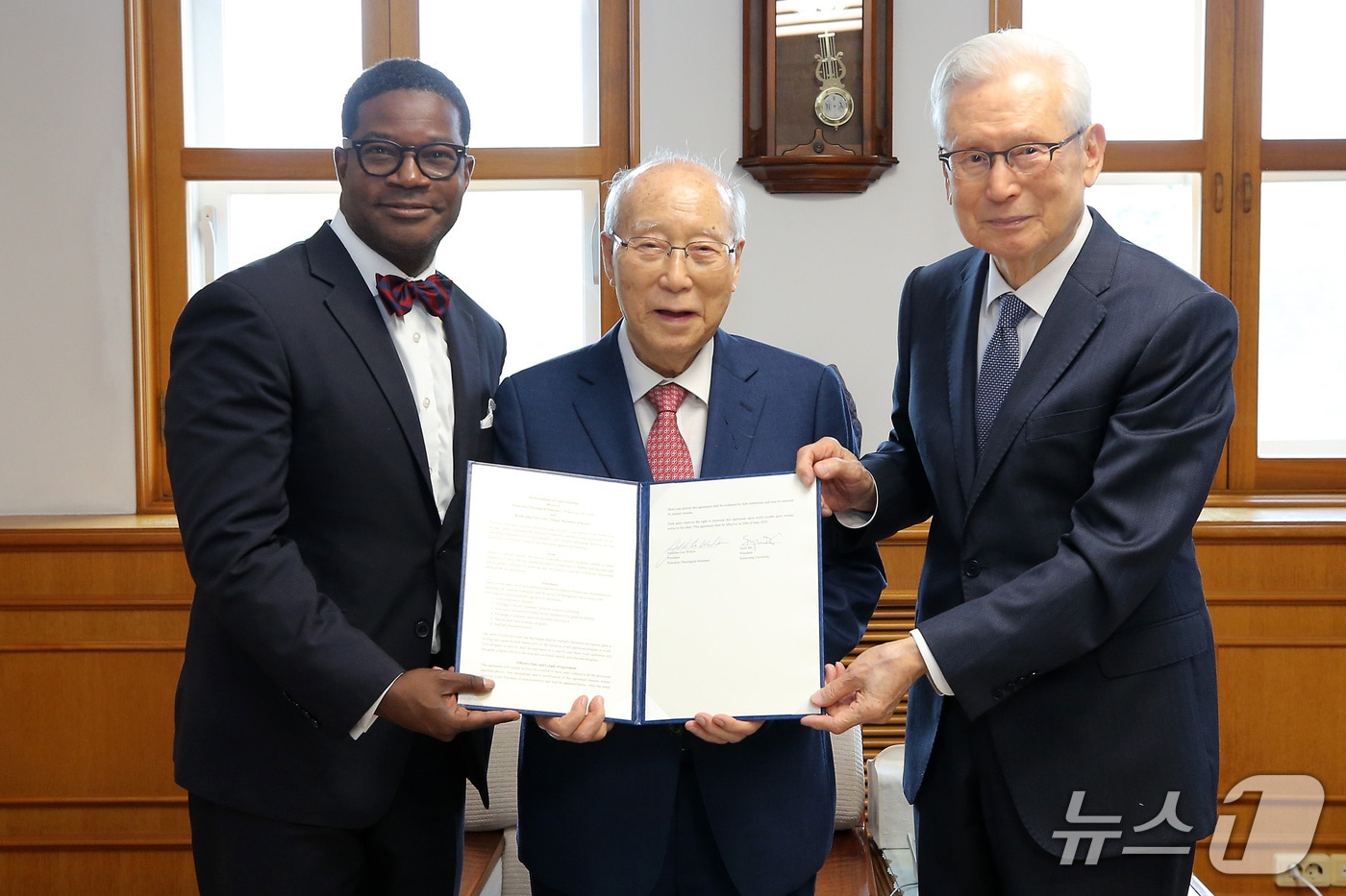 왼쪽부터 조나단 리 월튼 프린스턴신학교 총장, 정순모 목사(전 학교법인 계명대학교 이사장), 신일희 계명대 총장. (계명대 제공. 재판매 및 DB금지)