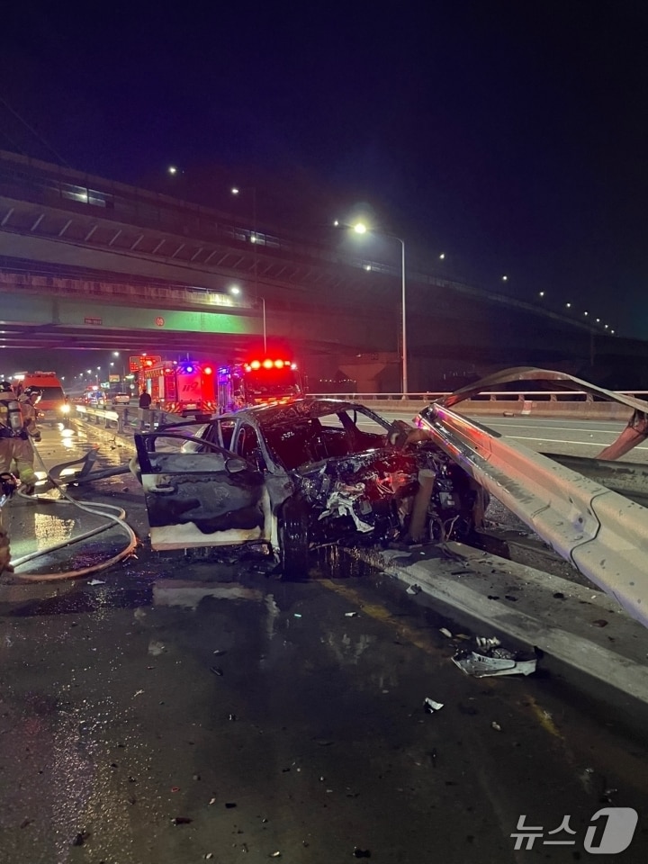 무면허 운전하다 중앙분리대를 추돌한 사고 현장.(아산소방서 제공. 재판매 및 DB금지)