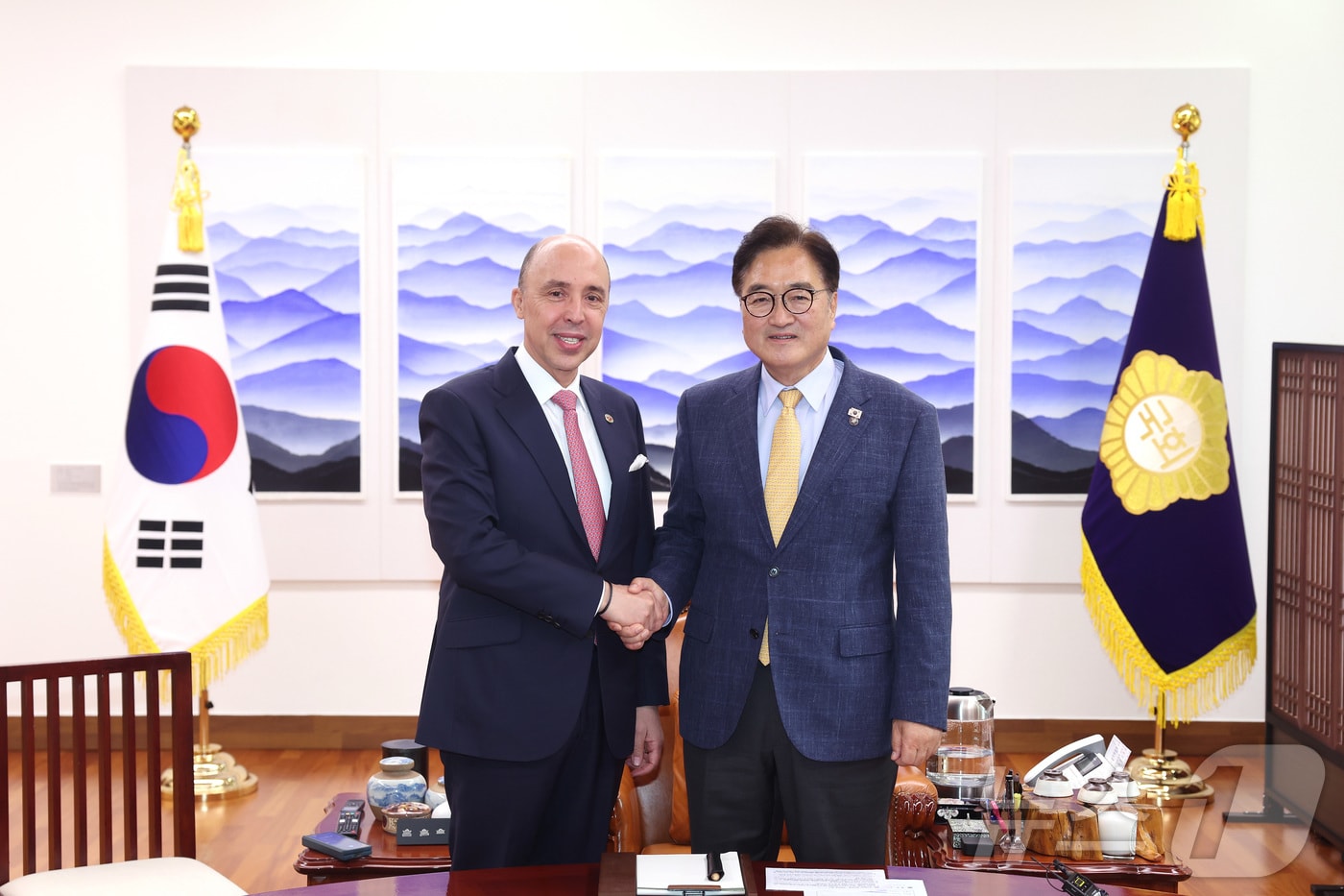 우원식 국회의장이 지난 20일 오후 서울 여의도 국회에서 샤픽 라샤디 주한모로코대사를 접견하고 있다. (국회의장실 제공. 재판매 및 DB 금지) 2025.6.20/뉴스1