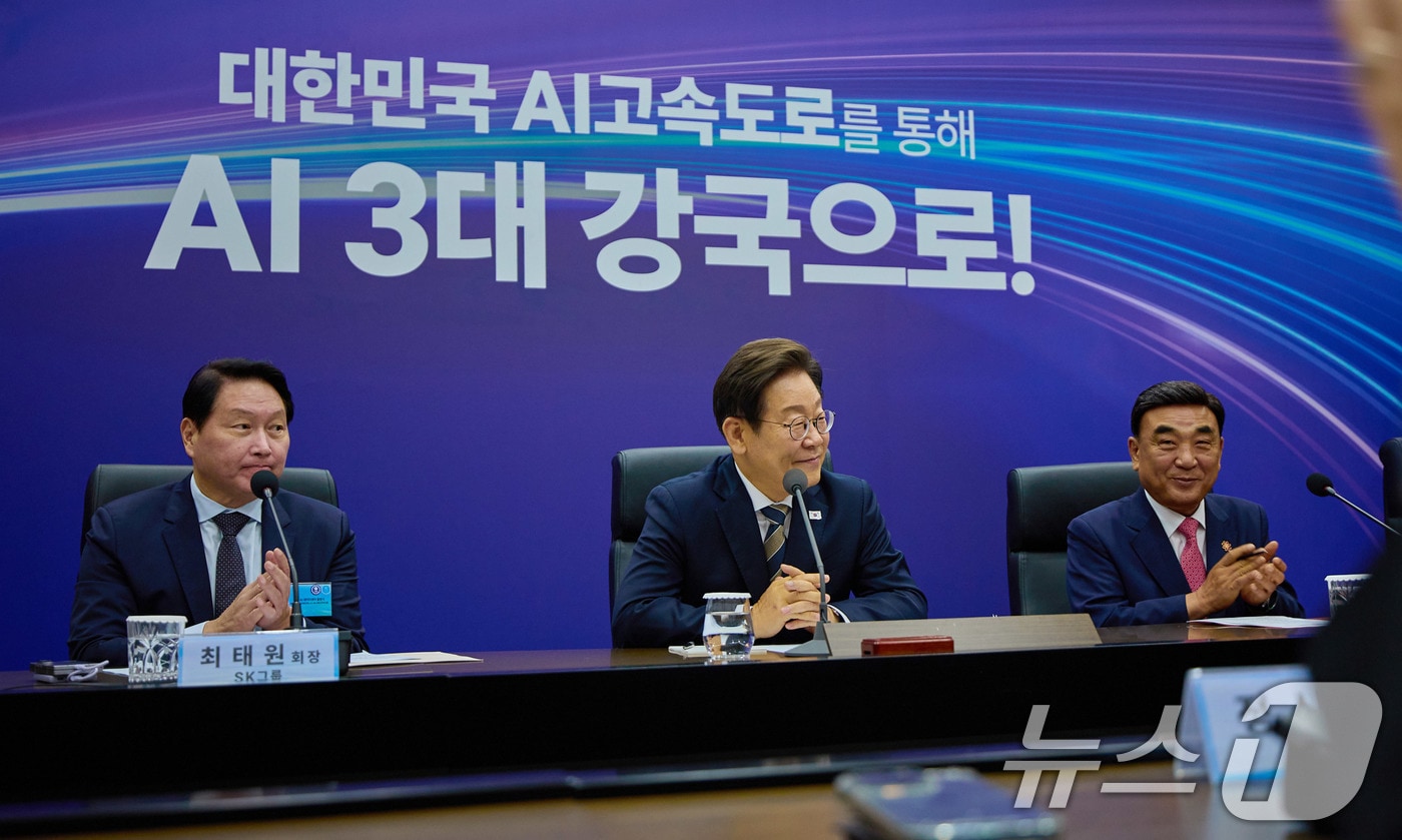 이재명 대통령이 20일 울산 울주군 울산전시컨벤션센터에서 열린 인공지능&#40;AI&#41; 글로벌 협력 기업 간담회에서 참석자 발언을 듣고 있다. &#40;대통령실 제공. 재판매 및 DB 금지&#41; 2025.6.20/뉴스1 ⓒ News1 박지혜 기자