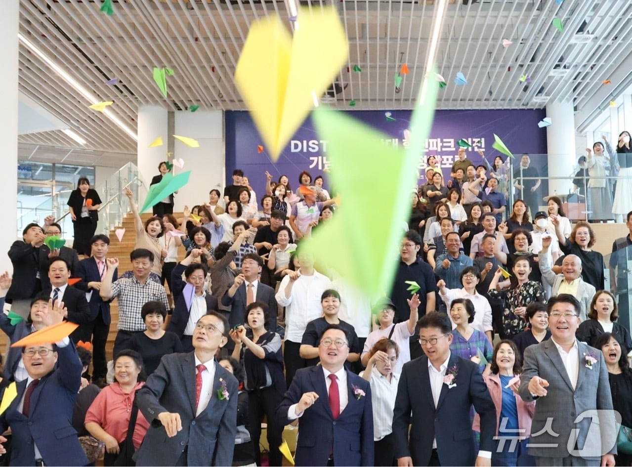 대전과학산업진흥원 이전 기념 정책 포럼에서 이장우 시장과 참석자들이 퍼포먼스를 하고 있다.(대전시 제공. 재판매 및 DB 금지)/뉴스1