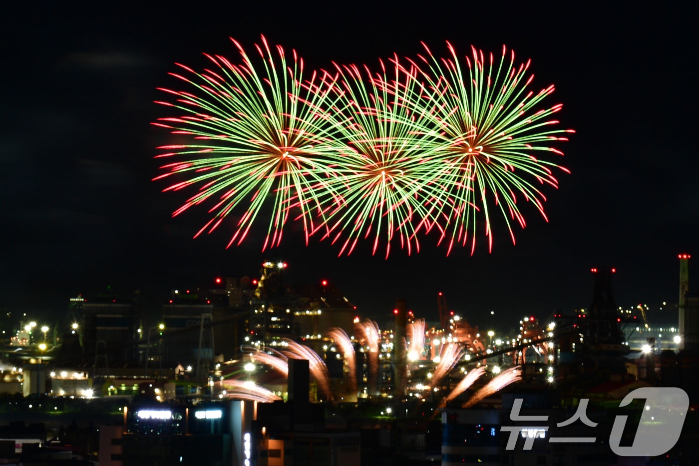 경북 포항시는 21일 오후 포항에 호우주의보가 발효로 인해 2025 포항국제불빛축제 잔여 행사를 모두 취소했다. 사진은 전날 진행된 포항불빛축제 모습. 2025.6.20/뉴스1 ⓒ News1 최창호 기자
