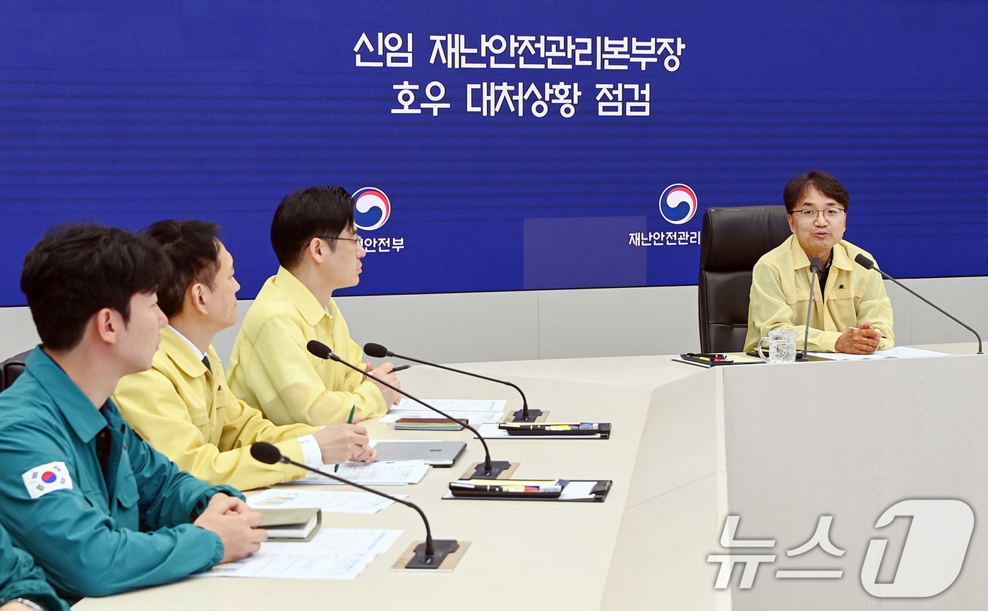 김광용 행정안전부 재난안전관리본부장이 정부세종청사 중앙재난안전상황실에서 임기 첫 호우 대처상황 점검회의를 주재하고 있다. (행정안전부 제공. 재판매 및 DB 금지) 2025.6.21/뉴스1 ⓒ News1 민경석 기자