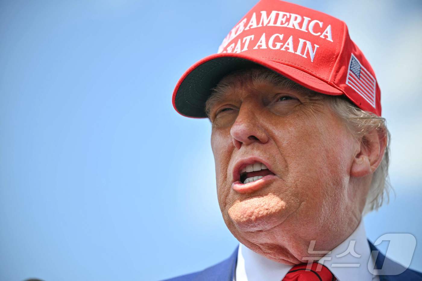 도널드 트럼프 미국 대통령이 20일(현지시간) 뉴저지주 모리스타운의 모리스타운 시립공항에서 기자들과 만나 "이스라엘에 이란에 대한 공격 중단을 요청하기는 어렵다"라고 말했다. 트럼프 대통령은 이후 자산의 지지 세력을 일컫는 소위 'MAGA'(마가) 기금 모금 만찬을 위해 베드민스터 골프 리조트로 향했다. 2025.06.20 ⓒ AFP=뉴스1 ⓒ News1 류정민 특파원