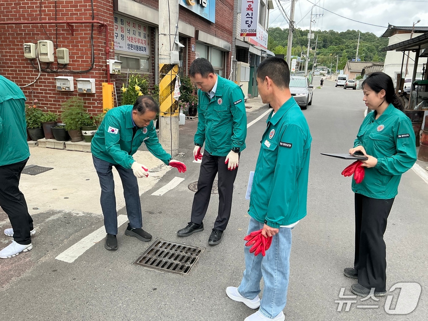 합천군이 집중 호우에 대비해 20일 침수취약지역과 재해위험시설의 안전점검을 실시했다(합천군 제공. 재판매 및 DB금지).