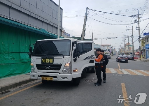 위험물 운반차량 가두검사 모습.(전북소방본부 제공. 재판매 및 DB금지)
