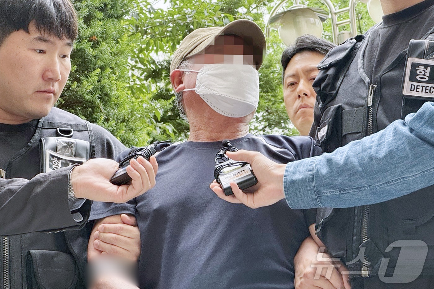 법원의 접근금지 명령 기간이 끝난 지 일주일 만에 아내를 찾아가 흉기로 살해한 혐의를 받는 60대 남성 A씨가 21일 오후 인천 미추홀구 인천지장법원에서 열린 영장실질심사에 출석하고 있다.2025.6.21/뉴스1 ⓒ News1 박소영 기자