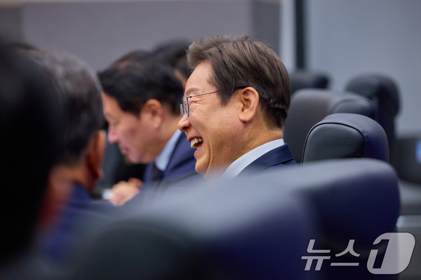 이재명 대통령이 지난 20일 울산 울주군 울산전시컨벤션센터에서 열린 인공지능(AI) 글로벌 협력 기업 간담회에서 밝게 웃고 있다. (이재명 대통령 SNS. 재판매 및 DB 금지) 2025.6.21/뉴스1 ⓒ News1 허경 기자