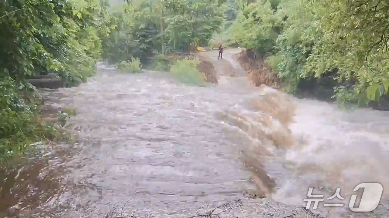 21일 오후 2시 26분께 전북 장수군 번암면의 한 계곡에서 산악회 회원 21명이 물살에 고립되는 사고가 발생했다.(전북소방본부 제공. 재판매 및 DB금지)
