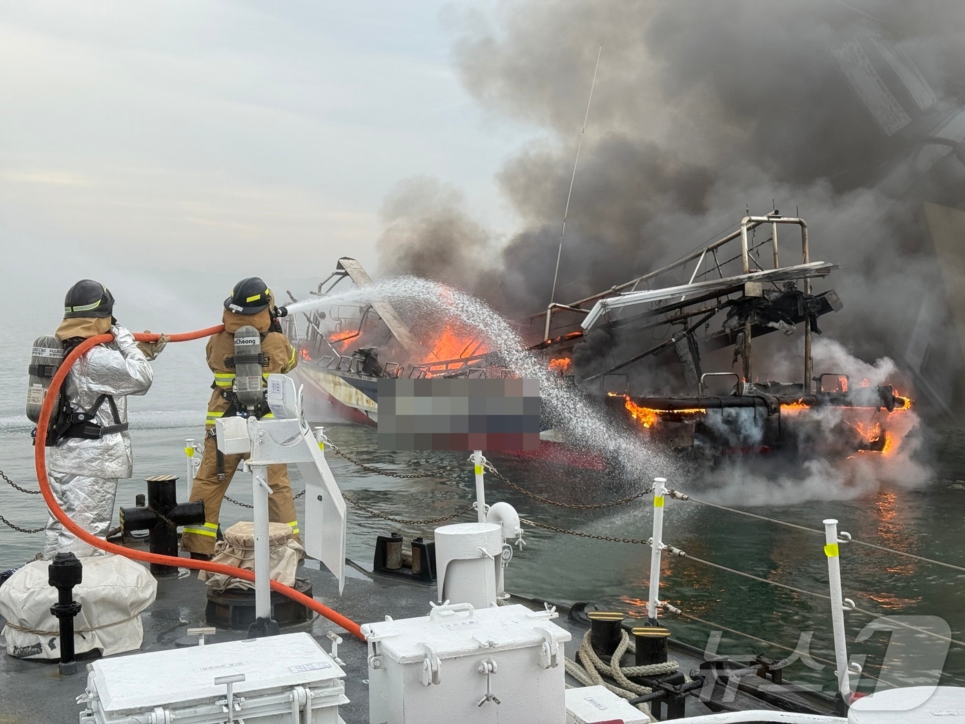 21일 오후 인천 옹진군 영흥도 인근 해상에서 발생한 선박 화재 현장에서 소방 대원들이 화재 진압을 하고 있다. 인천해양경찰서는 낚시어선 A호(9.77톤, 승선원 22명) 기관실에서 화재가 발생했다는 신고를 접수, 즉시 경비함정, 구조대, 연안구조정 등을 급파했으며 평택해경 경비함정, 소방 등과 화재 진압을 했다. (인천해양경찰서 제공. 재판매 및 DB 금지) 2025.6.21/뉴스1