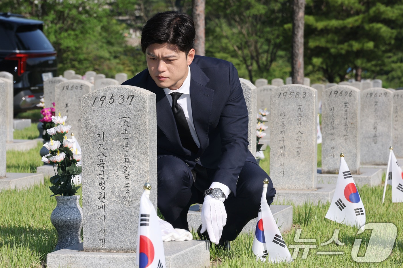 김용태 국민의힘 비상대책위원장이 22일 오전 서울 동작구 국립서울현충원을 찾아 6·25 참전용사 묘역정화 봉사활동을 하고 있다. 2025.6.22/뉴스1 ⓒ News1 이광호 기자