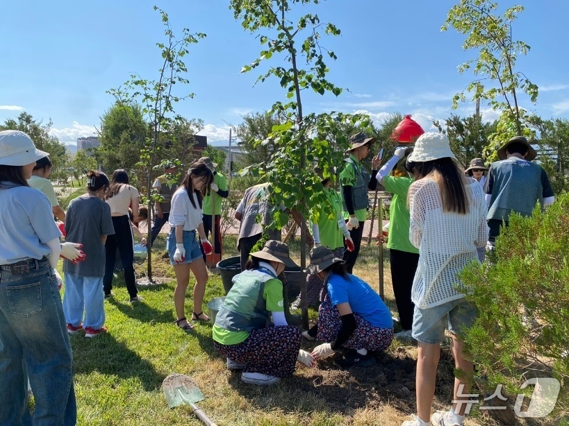 경기도 청년 기후특사단의 해외 봉사활동 모습. (경기도 제공, 재판매 및 DB금지)