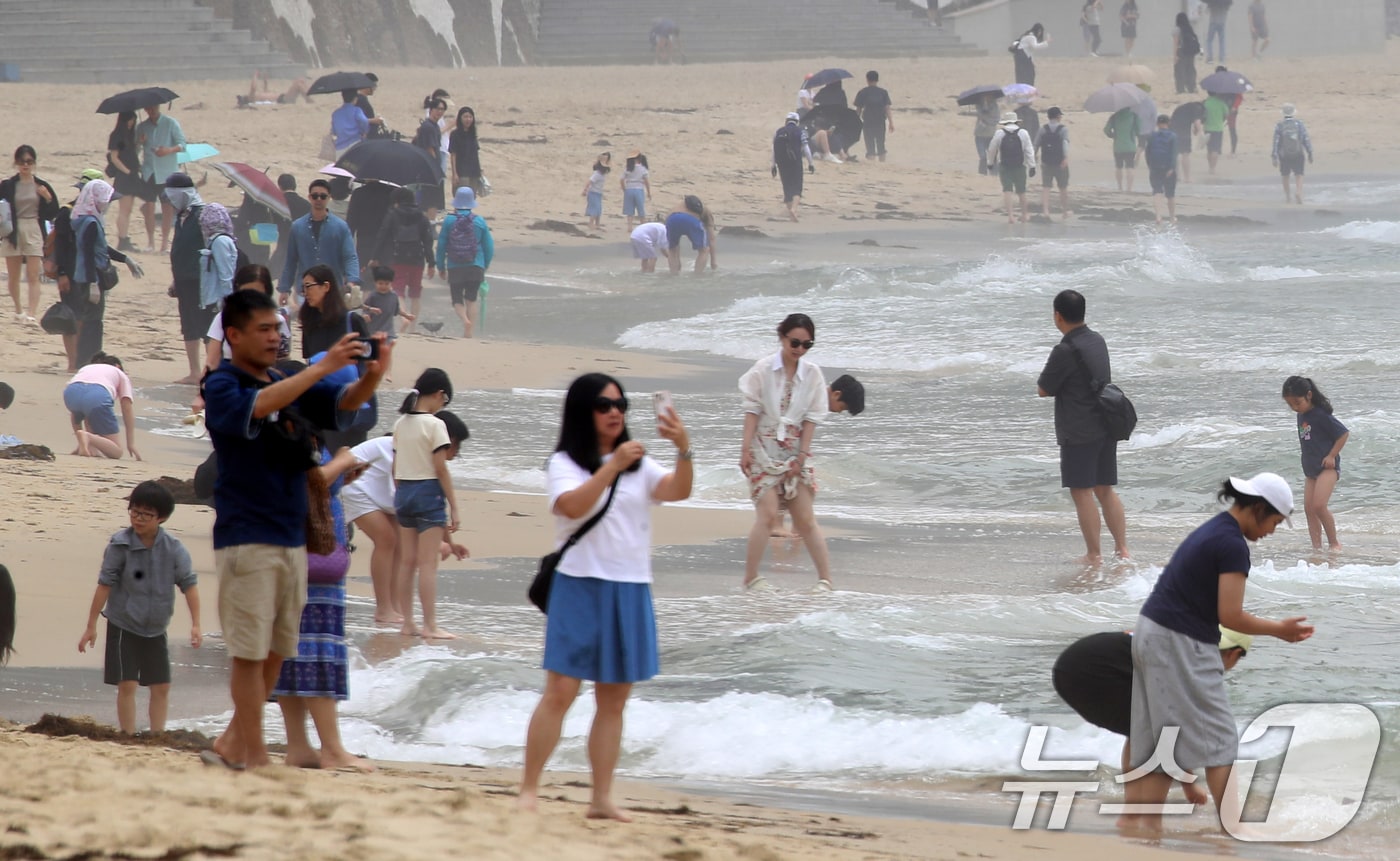 부산 해운대해수욕장이 개장한 후 첫 주말을 맞은 지난 22일 해운대해수욕장을 찾은 관광객과 시민들이 물놀이를 즐기며 더위를 식히고 있다. 2025.6.22/뉴스1 ⓒ News1 윤일지 기자
