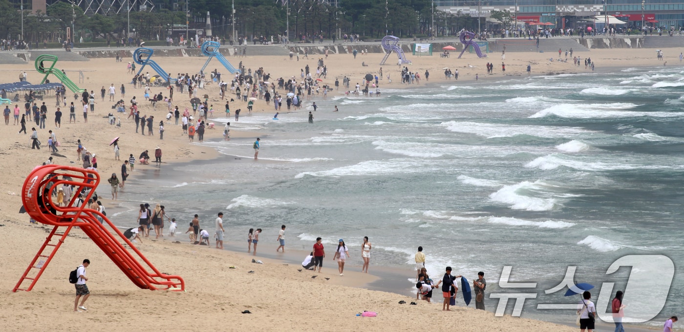 부산 해운대해수욕장이 개장한 후 첫 주말을 맞은 22일 해운대해수욕장을 찾은 관광객과 시민들이 물놀이를 즐기며 더위를 식히고 있다.  2025.6.22/뉴스1 ⓒ News1 윤일지 기자