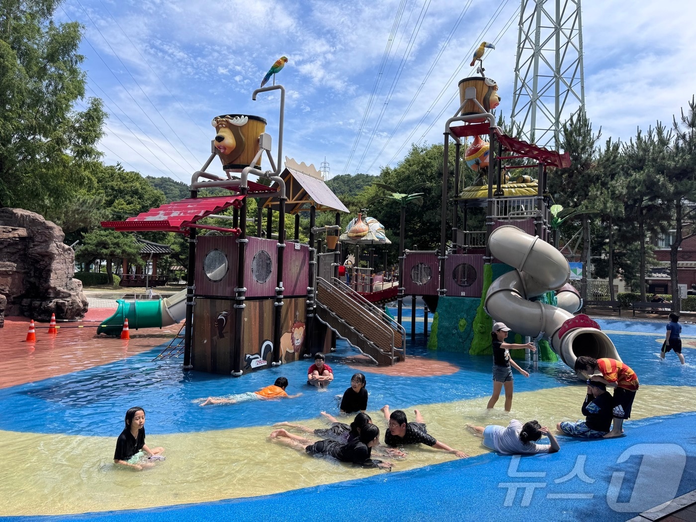 비가 그친 뒤 무더운 날씨를 보인 22일 울산 남구 와와공원 물놀이장에 아이들이 물놀이를 즐기고 있다. ⓒ News1 김세은 기자