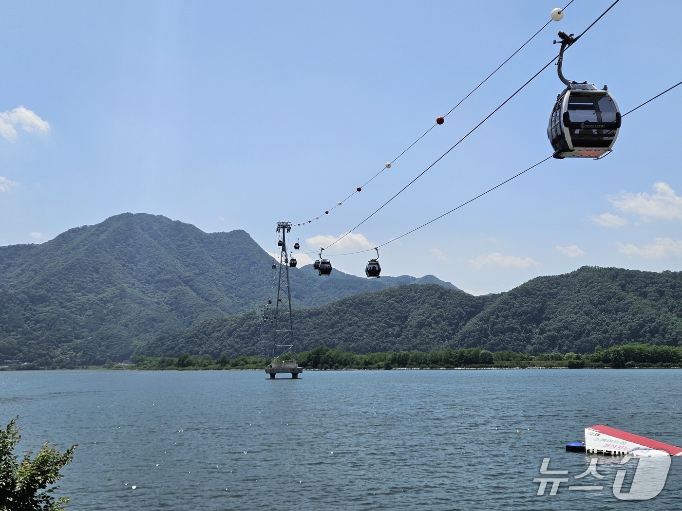 22일 오후 강원 춘천 삼천동 삼악산 주변에서 관광객들이 케이블카를 타고 이동하고 있다. 2025.6.22 한귀섭 기자