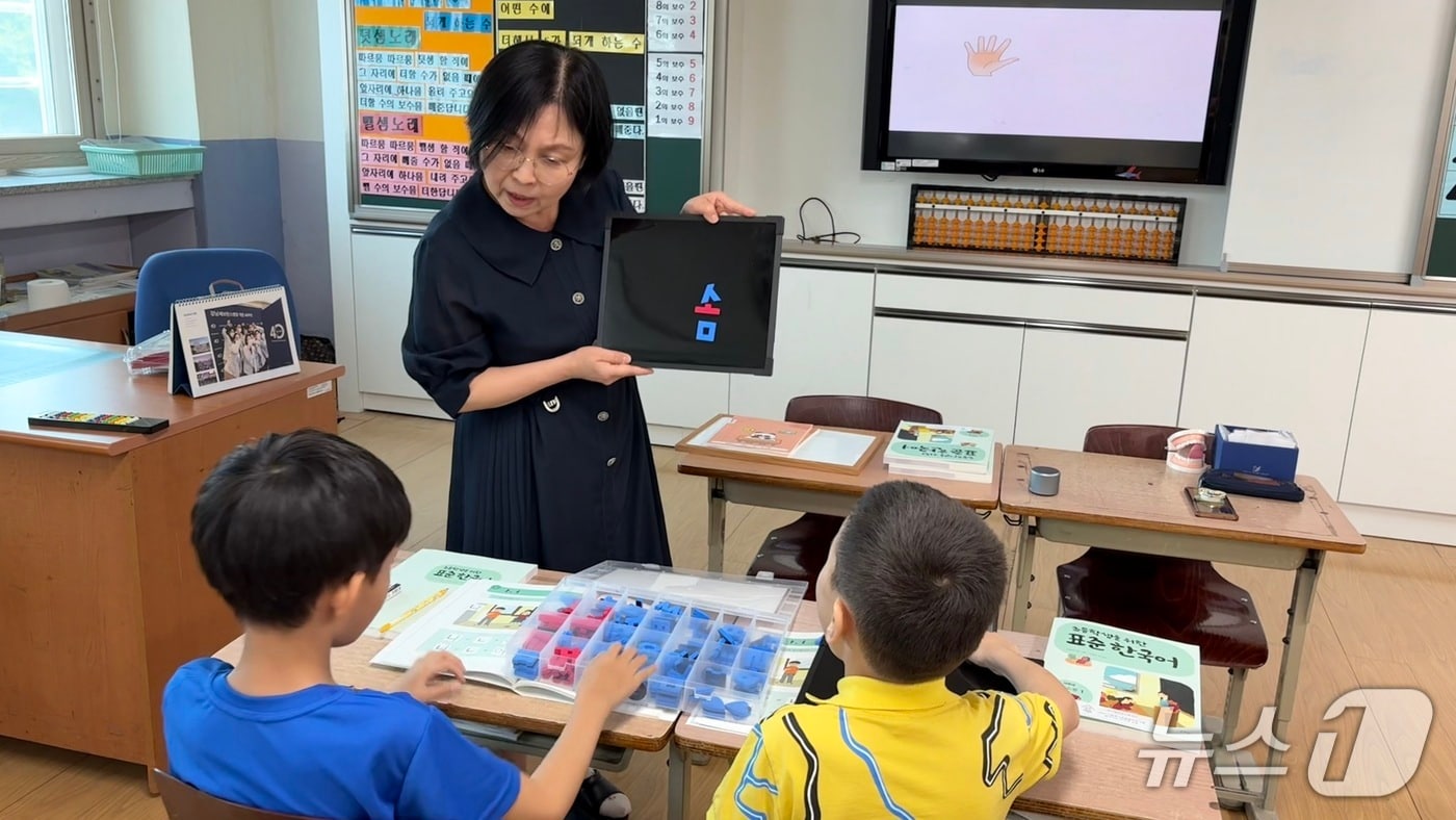 이주배경 가정을 상대로 기초 한국어 수업을 진행하고 있다.(대구 달성군 제공,재판매 및 DB 금지)