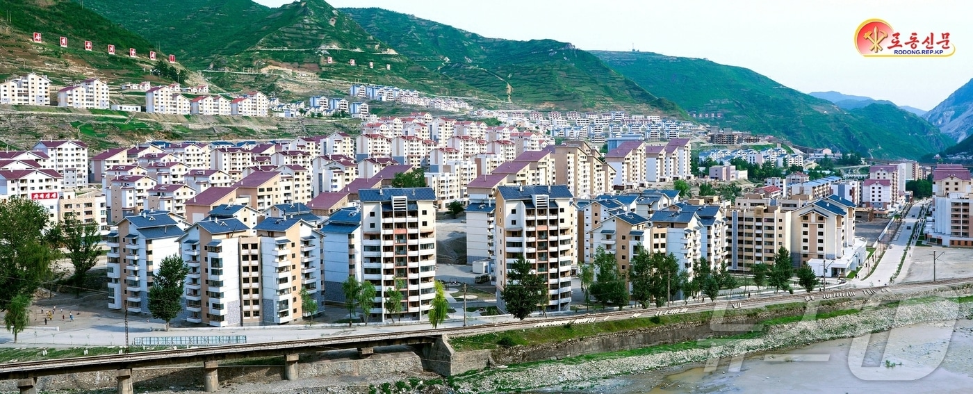 (평양 노동신문=뉴스1) = 북한 노동당 기관지 노동신문은 23일 검덕지구를 조명하며 "문명한 광산도시"라고 평가했다.  [국내에서만 사용가능. 재배포 금지. DB 금지. For Use Only in the Republic of Korea. Redistribution Prohibited] rodongphoto@news1.kr