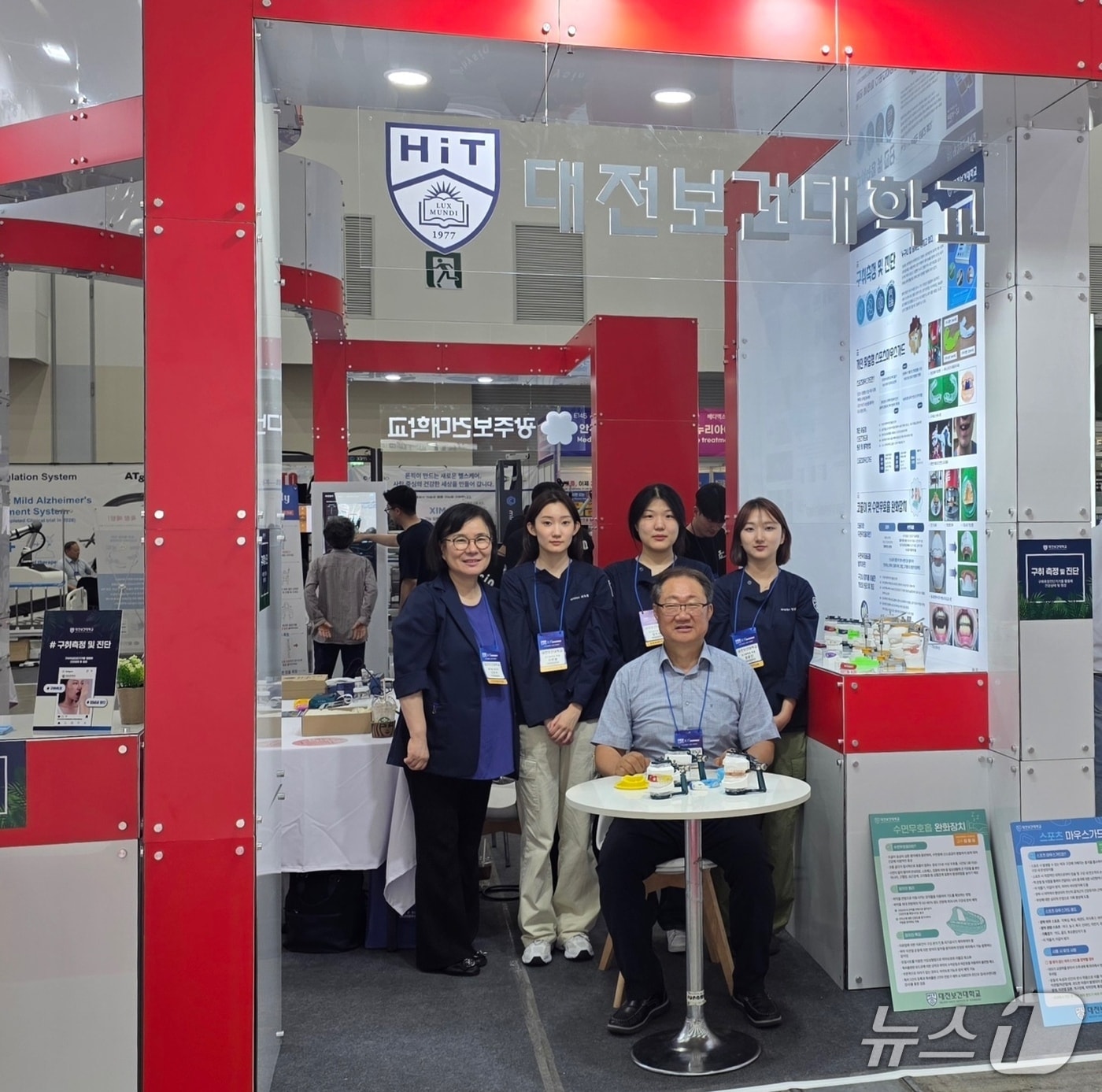 ‘2025 메디엑스포 코리아’ 대전보건대학교 메디엑스포 바이오헬스, 진단분야 부스 단체사진 (대전보건대학교 제공.재판매 및 DB 금지)/뉴스1