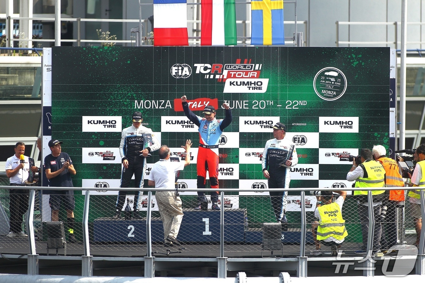 노버트 미첼리즈 선수가 6월20일~22일(현지시간) 열린 '2025 TCR 월드투어' 3라운드 이탈리아 대회에서 우승을 차지하고 포디움에서 기뻐하고 있다. (현대차 제공) 